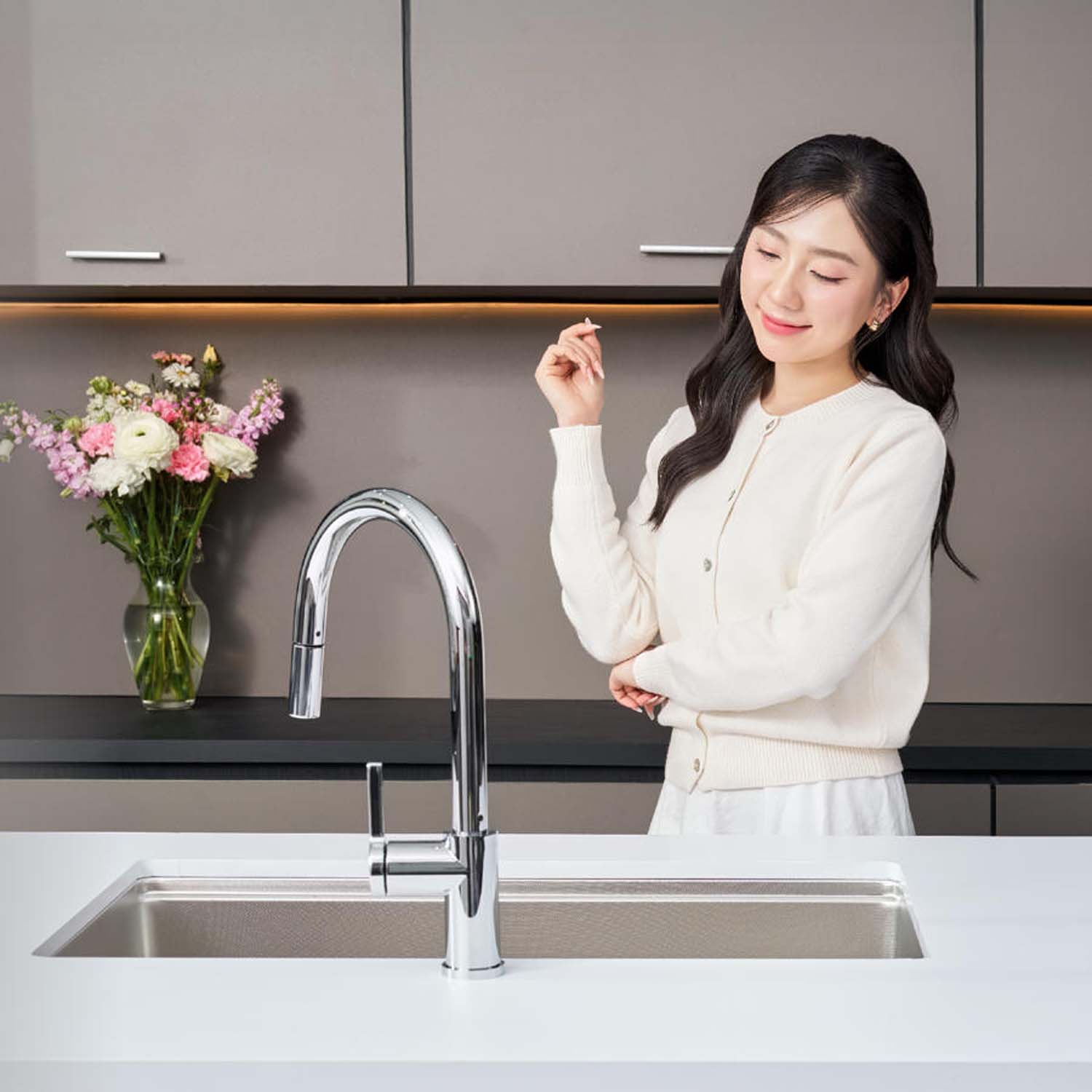 Vòi rửa bát KONOX Alto Smart Chrome nóng lạnh rút dây 1 hinh anh thuc te Voi rua bat KONOX Alto Smart Chrome nong lanh rut day 1